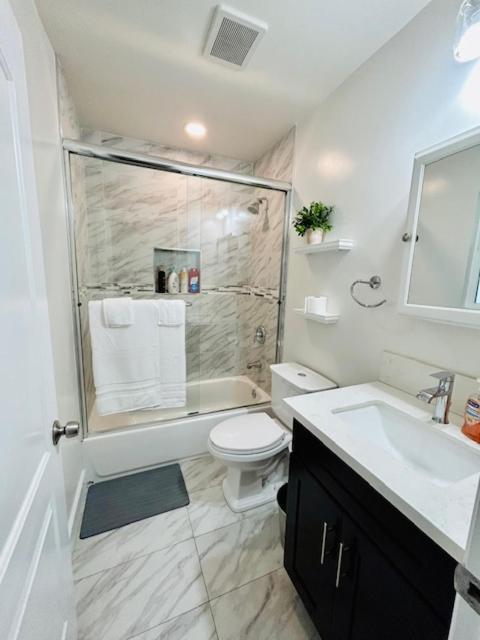 Gated Contemporary 3 Bedroom - 2 Bathroom Home In South La Plus Parking 로스앤젤레스 외부 사진