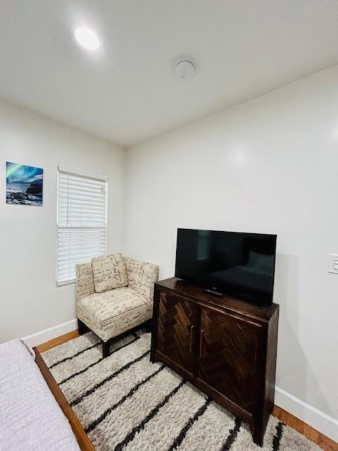 Gated Contemporary 3 Bedroom - 2 Bathroom Home In South La Plus Parking 로스앤젤레스 외부 사진